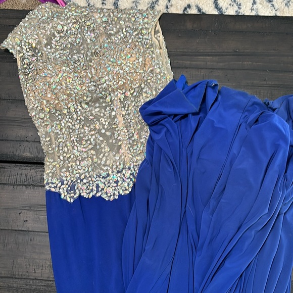 Formal or prom dress. Size 6. Floor length. - Picture 3 of 6